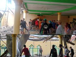 Lurah Allepolea dan Warga Gotong Royong Bersihkan Reruntuhan, Akibat Terjangan Angin Puting Beliung Di Masjid Nurul Rahma 