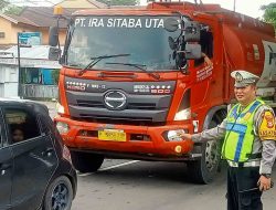 Kasat Lantas Polres Maros Turun Langsung Urai Kemacetan Pasca Hari Raya Idul Fitri
