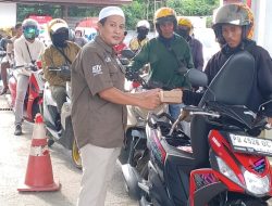 SPBU Sinar Bintuni Berbagi Takjil kepada Pengendara di Bulan Suci Ramadhan