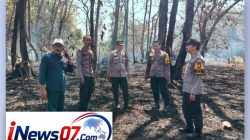 Kebakaran Lahan di Marusu, Personel Polsek Lau Polres Maros Bergerak Lakukan Penanganan